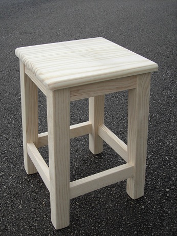 MUEBLE MACIZO R�STICO: TABURETE DE MADERA LISO MODELO BAJO